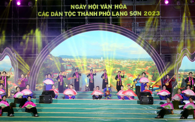 Tiết mục văn nghệ đặc trưng tại Ngày hội văn hóa các dân tộc thành phố. Ảnh: Văn Đạt - TTXVN Ngày hội văn hóa các dân tộc thành phố Lạng Sơn lần thứ nhất ảnh 1