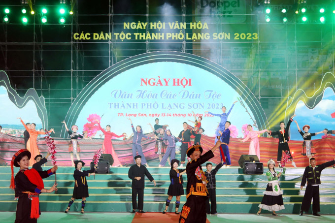 Tiết mục văn nghệ đặc trưng tại Ngày hội văn hóa các dân tộc thành phố. Ảnh: Văn Đạt - TTXVN Ngày hội văn hóa các dân tộc thành phố Lạng Sơn lần thứ nhất ảnh 4