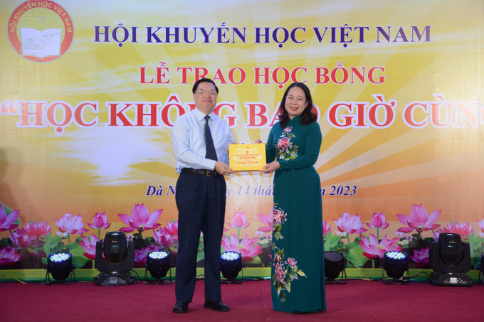 Phó Chủ tịch nước Võ Thị Ánh Xuân tặng quà cho Trung ương Hội Khuyến học Việt Nam. Ảnh: Văn Dũng - TTXVN Phó Chủ tịch nước Võ Thị Ánh Xuân: Phong trào khuyến học gắn với nâng cao chất lượng nguồn nhân lực ảnh 3