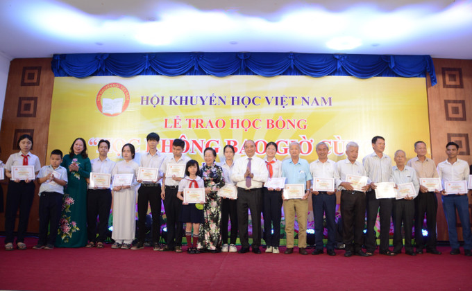 Ban tổ chức trao học bổng cho các học sinh, sinh viên và người lớn có nhiều thành tích tiêu biểu trong học tập. Ảnh: Văn Dũng - TTXVN Phó Chủ tịch nước Võ Thị Ánh Xuân: Phong trào khuyến học gắn với nâng cao chất lượng nguồn nhân lực ảnh 2