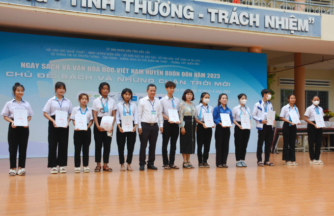 Tặng học bổng cho học sinh huyện Buôn Đôn tại Ngày hội. Ảnh: Hoài Thu – TTXVN Ngày Sách và Văn hóa đọc Việt Nam: Đưa sách đến với học sinh vùng sâu, vùng xa huyện Buôn Đôn ảnh 4