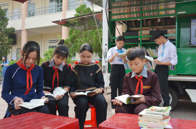 Thiếu nhi các dân tộc huyện Buôn Đôn đọc sách tại thư viện sách di động. Ảnh: Hoài Thu – TTXVN Ngày Sách và Văn hóa đọc Việt Nam: Đưa sách đến với học sinh vùng sâu, vùng xa huyện Buôn Đôn ảnh 5