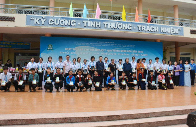 Tặng sách cho học sinh huyện Buôn Đôn tại Ngày hội. Ảnh: Hoài Thu – TTXVN Ngày Sách và Văn hóa đọc Việt Nam: Đưa sách đến với học sinh vùng sâu, vùng xa huyện Buôn Đôn ảnh 3