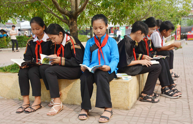 Học sinh Trường THPT Buôn Đôn, tỉnh Đắk Lắk đọc sách tại Ngày hội. Ảnh: Hoài Thu – TTXVN Ngày Sách và Văn hóa đọc Việt Nam: Đưa sách đến với học sinh vùng sâu, vùng xa huyện Buôn Đôn ảnh 2