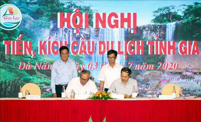 Ký kết chương trình hợp tác triển khai kích cầu giữa hai Hiệp hội Du lịch Gia Lai và Đà Nẵng. Ảnh: Trần Lê Lâm - TTXVN Gia Lai và Đà Nẵng liên kết kích cầu du lịch ảnh 2