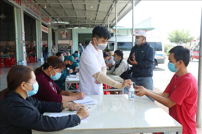 Người dân di chuyển từ hướng tỉnh Gia Lai đến Đắk Lắk sát khuẩn tay tại chốt kiểm dịch Cầu 110 - TTXVN phát Nâng cao khả năng ứng phó dịch COVID-19 ở khu vực Tây Nguyên ảnh 1
