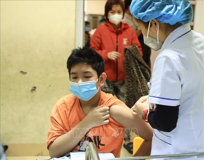 Tiêm vaccine cho trẻ em từ 12 tuổi trở lên trong sáng 30/1 tại trường tiểu học Lý Nam Đế. Ảnh: Hoàng Hiếu - TTXVN Dịch COVID-19: Các địa phương đẩy nhanh tiến độ tiêm chủng, bảo vệ an toàn cho trẻ đến trường ảnh 1