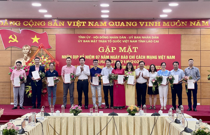Ban tổ chức trao giải C cho các tác giả đoạt giải. Ảnh: Quốc Khánh - TTXVN Lào Cai tạo không gian để báo chí phát triển mạnh mẽ ảnh 4