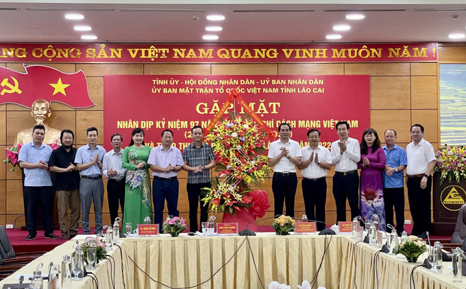 Lãnh đạo tỉnh Lào Cai tặng lẵng hoa chúc mừng những người làm báo nhân ngày Báo chí Cách mạng Việt Nam 21/6. Ảnh: Quốc Khánh - TTXVN Lào Cai tạo không gian để báo chí phát triển mạnh mẽ ảnh 1