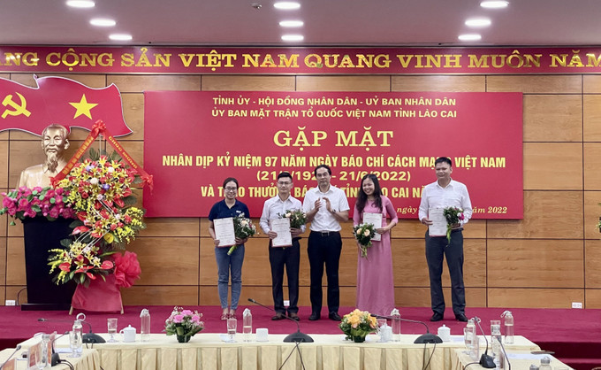 Ban tổ chức trao giải A cho các tác giả đoạt giải. Ảnh: Quốc Khánh - TTXVN Lào Cai tạo không gian để báo chí phát triển mạnh mẽ ảnh 2