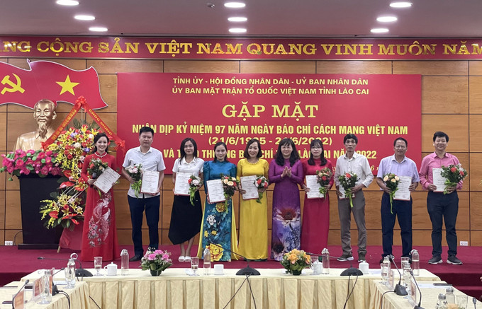 Ban tổ chức trao giải B cho các tác giả đoạt giải. Ảnh: Quốc Khánh - TTXVN Lào Cai tạo không gian để báo chí phát triển mạnh mẽ ảnh 3