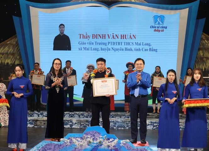 Bí thư thứ Nhất Trung ương Đoàn, Chủ tịch Hội LHTN Việt Nam Nguyễn Anh Tuấn ( bên phải) và Thứ trưởng, Phó Chủ nhiệm Ủy ban Dân tộc Hoàng Thị Hạnh trao Bằng khen và quà tặng các thầy cô giáo được tuyên dương. Ảnh: Văn Điệp - TTXVN Tuyên dương 63 nhà giáo tiêu biểu là người dân tộc thiểu số ảnh 3