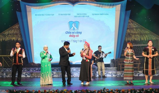 Các thầy giáo, cô giáo tham dự chương trình “Chia sẻ cùng thầy cô” giao lưu, biểu diễn tại chương trình. Ảnh: Văn Điệp - TTXVN Tuyên dương 63 nhà giáo tiêu biểu là người dân tộc thiểu số ảnh 5
