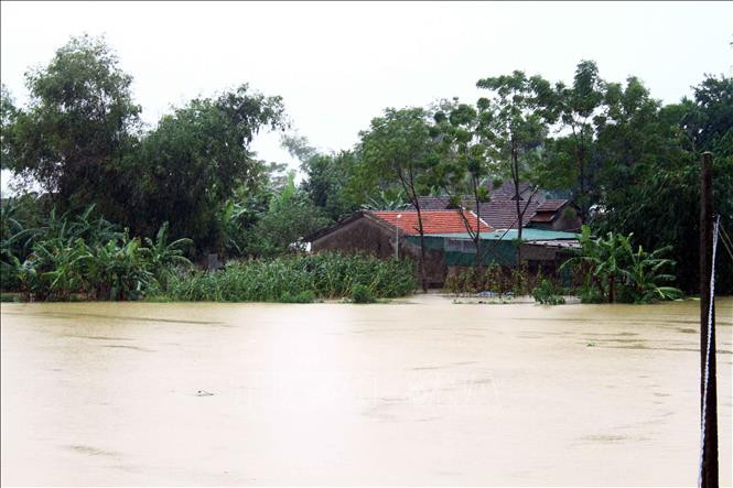 Mưa lớn khiến nhiều nhà dân tại huyện Thanh Chương bị ngập nặng. Ảnh: Tá Chuyên – TTXVN Nhiều khu dân cư ở Nghệ An ngập chìm trong nước ảnh 1