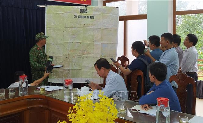Ban chỉ đạo tiền phương tìm kiếm cứu nạn họp bàn phương án mới. Ảnh: Quốc Dũng-TTXVN Vụ sạt lở tại huyện Phước Sơn - Quảng Nam: Lũ quét cản trở việc tìm kiếm, cứu nạn ảnh 1