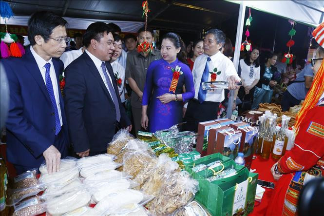 Các đại biểu tham quan Hội chợ. Ảnh: Nam Sương - TTXVN Khai mạc Hội chợ Thương mại - Du lịch Tuyên Quang năm 2020 ảnh 2