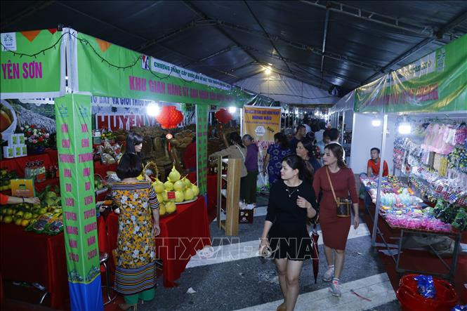 Hội chợ thu hút đông đảo khách đến tham quan, mua sắm. Ảnh: Nam Sương - TTXVN Khai mạc Hội chợ Thương mại - Du lịch Tuyên Quang năm 2020 ảnh 1