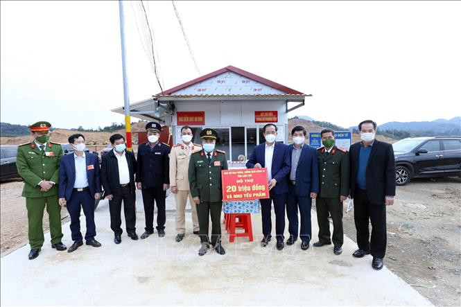 Đoàn công tác hỗ trợ 20 triệu đồng và nhu yếu phẩm cho Khu trung chuyển hàng hóa huyện Cao Lộc, tỉnh Lạng Sơn. Ảnh: Anh Tuấn – TTXVN Lạng Sơn giữ vững vùng xanh khu vực cửa khẩu ảnh 1