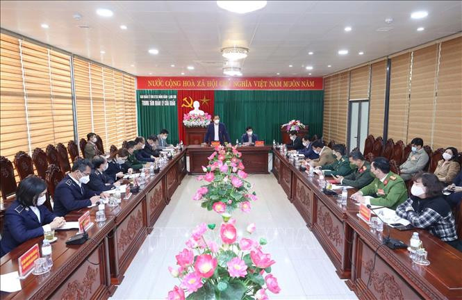 Phó Chủ tịch Thường trực UBND tỉnh, Phó Trưởng Ban Chỉ đạo phòng, chống dịch COVID-19 tỉnh Lạng Sơn Dương Xuân Huyên phát biểu tại buổi làm việc với các đơn vị chức năng về công tác phòng, chống dịch COVID-19 trên địa bàn huyện Cao Lộc. Ảnh: Anh Tuấn – TTXVN Lạng Sơn giữ vững vùng xanh khu vực cửa khẩu ảnh 2