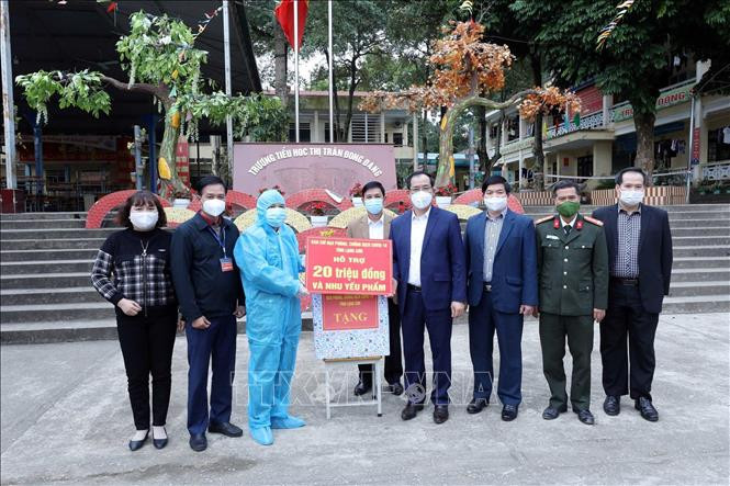 Đoàn công tác hỗ trợ 20 triệu đồng và nhu yếu phẩm cho Khu cách ly tại Trường Tiểu học Thị trấn Đồng Đăng, huyện Cao Lộc, tỉnh Lạng Sơn. Ảnh: Anh Tuấn – TTXVN Lạng Sơn giữ vững vùng xanh khu vực cửa khẩu ảnh 4