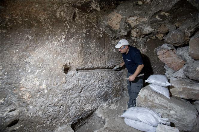 Nhà khảo cổ làm việc bên trong căn phòng cổ mới phát hiện dưới lòng đất tại Jerusalem, ngày 19/5/2020. Ảnh: THX/TTXVN Israel phát lộ nhiều căn phòng cổ dưới lòng đất tại Jerusalem ảnh 2