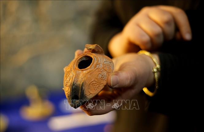 Đèn dầu bằng đất nung được phát hiện bên trong căn phòng cổ dưới lòng đất tại Jerusalem, ngày 19/5/2020. Ảnh: THX/TTXVN Israel phát lộ nhiều căn phòng cổ dưới lòng đất tại Jerusalem ảnh 5
