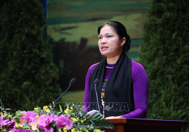 Chủ tịch Trung ương Hội Liên hiệp Phụ nữ Việt Nam Hà Thị Nga điều hành phần trình bày tham luận. Ảnh: Dương Giang - TTXVN Thông qua Quyết tâm thư của Đại hội đại biểu toàn quốc các dân tộc thiểu số Việt Nam lần thứ II ảnh 2