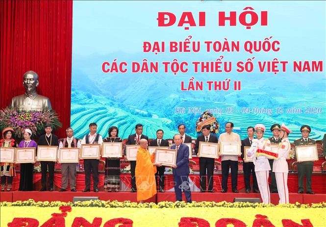 Tập thể có thành tích xuất sắc nhận Bằng khen của Thủ tướng Chính phủ. Ảnh: Phương Hoa - TTXVN Thông qua Quyết tâm thư của Đại hội đại biểu toàn quốc các dân tộc thiểu số Việt Nam lần thứ II ảnh 5