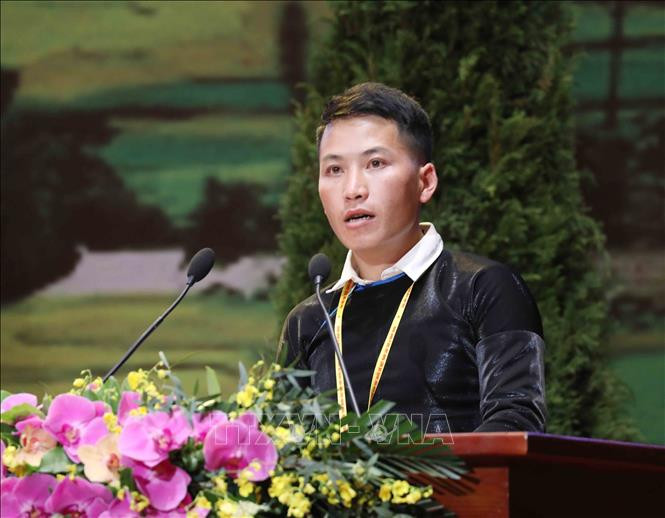 Đại biểu Vàng A Tùng (dân tộc Mông), Bí thư chi bộ, Trưởng thôn Ngải Thầu Thượng, huyện Bát Xát, tỉnh Lào Cai trình bày tham luận tại Đại hội. Ảnh: Phương Hoa - TTXVN Thông qua Quyết tâm thư của Đại hội đại biểu toàn quốc các dân tộc thiểu số Việt Nam lần thứ II ảnh 1