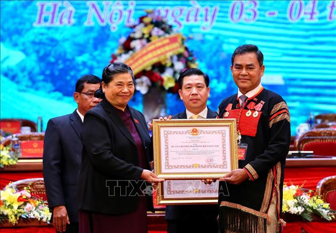 Phó Chủ tịch Thường trực Quốc hội Tòng Thị Phóng trao Huân chương Đại đoàn kết Dân tộc cho các cá nhân. Ảnh: Dương Giang - TTXVN Thông qua Quyết tâm thư của Đại hội đại biểu toàn quốc các dân tộc thiểu số Việt Nam lần thứ II ảnh 3