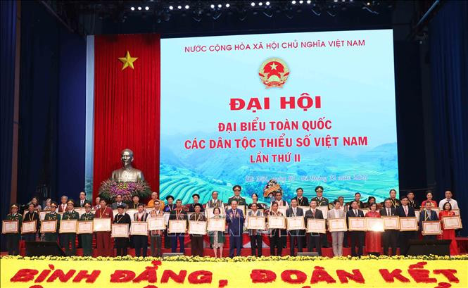 Phó Thủ tướng Thường trực Trương Hòa Bình trao Bằng khen của Thủ tướng Chính phủ cho các tập thể và cá nhân. Ảnh: Phương Hoa - TTXVN Thông qua Quyết tâm thư của Đại hội đại biểu toàn quốc các dân tộc thiểu số Việt Nam lần thứ II ảnh 6