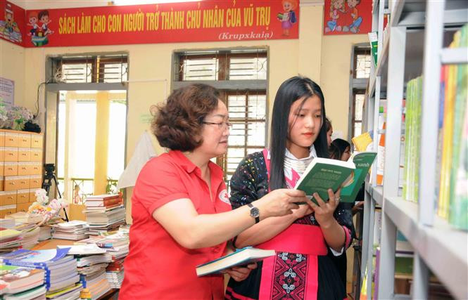 Trao tặng tủ sách cho các em học sinh Trường Phổ thông dân tộc nội trú THCS và THPT huyện Sốp Cộp. Ảnh: Quang Quyết-TTXVN Sơn La: Hỗ trợ giáo viên, học sinh vùng sâu, vùng xa, biên giới có thêm điều kiện học tập, sinh hoạt ảnh 2