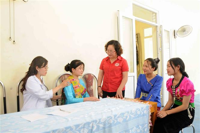 Khám, phát thuốc miễn phí cho các em học sinh Trường Phổ thông dân tộc nội trú THCS và THPT huyện Sốp Cộp. Ảnh: Quang Quyết-TTXVN Sơn La: Hỗ trợ giáo viên, học sinh vùng sâu, vùng xa, biên giới có thêm điều kiện học tập, sinh hoạt ảnh 1