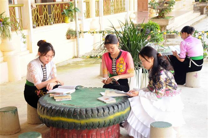 Các em học sinh Trường Phổ thông dân tộc nội trú THCS và THPT huyện Sốp Cộp tham gia đọc sách. Ảnh: Quang Quyết-TTXVN Sơn La: Hỗ trợ giáo viên, học sinh vùng sâu, vùng xa, biên giới có thêm điều kiện học tập, sinh hoạt ảnh 4