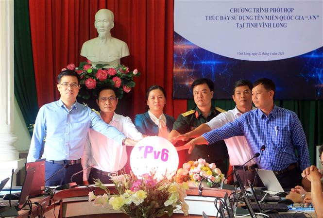 Công bố hoàn thành việc chuyển đổi trang thông tin điện tử của 18 sở, ban, ngành tỉnh và 107 xã, phường, thị trấn trên địa bàn tỉnh Vĩnh Long sang ứng dụng địa chỉ giao thức Internet thế hệ nới (IPv6). Ảnh: Phạm Minh Tuấn-TTXVN Vĩnh Long thúc đẩy sử dụng tên miền quốc gia ".vn" ảnh 1