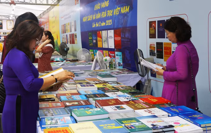 Khám phá kho tàng tri thức vô tận từ sách ở Huế ảnh 4