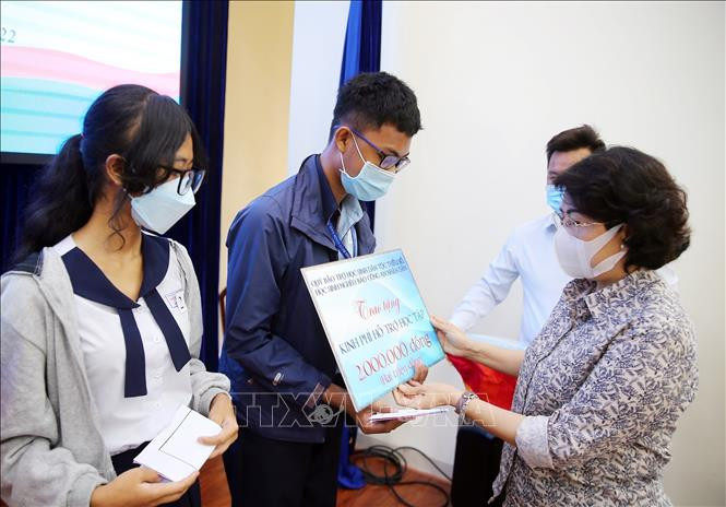 Bà Tô Thị Bích Châu, Chủ tịch Ủy ban MTTQ Việt Nam Thành phố Hồ Chí Minh (phải) trao tặng học bổng cho các sinh viên, học sinh dân tộc Chăm theo đạo Hồi có hoàn cảnh khó khăn trên địa bàn Thành phố. Ảnh: Xuân Khu-TTXVN Trao tặng quà, học bổng cho cộng đồng Hồi giáo và sinh viên, học sinh người Chăm theo đạo Hồi ảnh 3