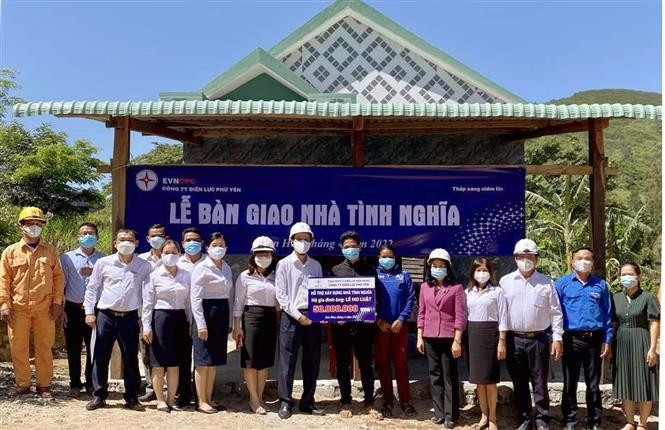 Lãnh đạo Công ty Điện lực Phú Yên bàn giao nhà tình nghĩa cho gia đình ông Lê Mo Luật (thôn Suối Đá, xã Phước Tân, huyện Sơn Hòa). Ảnh: TTXVN phát Phú Yên: Hỗ trợ xây nhà cho đồng bào thiểu số ảnh 1