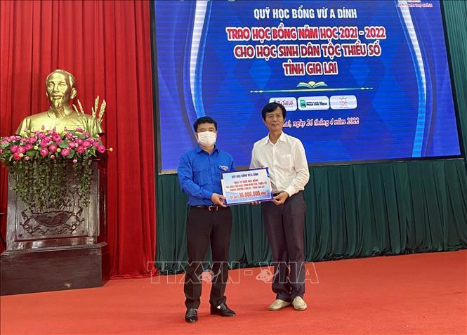 Đại diện Ban Thường vụ Tỉnh đoàn Gia Lai tiếp nhận Quỹ học bổng Vừ A Dính cho học sinh dân tộc thiểu số có hoàn cảnh khó khăn trên địa bàn tỉnh Gia Lai. Ảnh: Quang Thái- TTXVN Trao học bổng Vừ A Dính cho học sinh dân tộc thiểu số hoàn cảnh khó khăn tỉnh Gia Lai ảnh 2