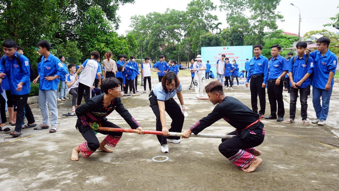 Trò chơi dân gian tại Ngày hội. Ảnh: Thu Hằng-TTXVN Ngày hội giao lưu văn hóa thể thao thanh niên dân tộc thiểu số, thanh niên tôn giáo tại Thái Nguyên ảnh 1