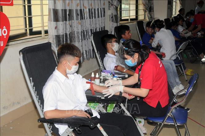 Đông đảo học sinh, sinh viên trường Đại học Tây Bắc và trường Cao đẳng Sơn La tỉnh Sơn La nhiệt tình tham gia Ngày hội. Ảnh: Quang Quyết-TTXVN “Chia sẻ yêu thương - Kết nối dòng máu Việt” tại Sơn La ảnh 1