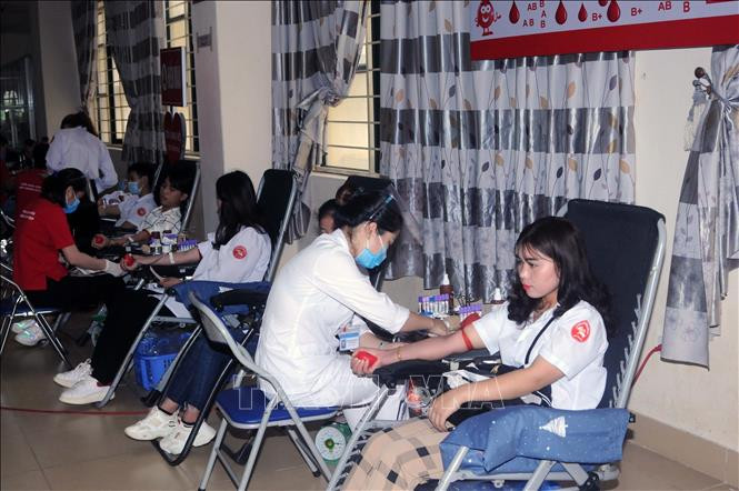 Đông đảo học sinh, sinh viên trường Đại học Tây Bắc và trường Cao đẳng Sơn La tỉnh Sơn La nhiệt tình tham gia Ngày hội. Ảnh: Quang Quyết-TTXVN “Chia sẻ yêu thương - Kết nối dòng máu Việt” tại Sơn La ảnh 2