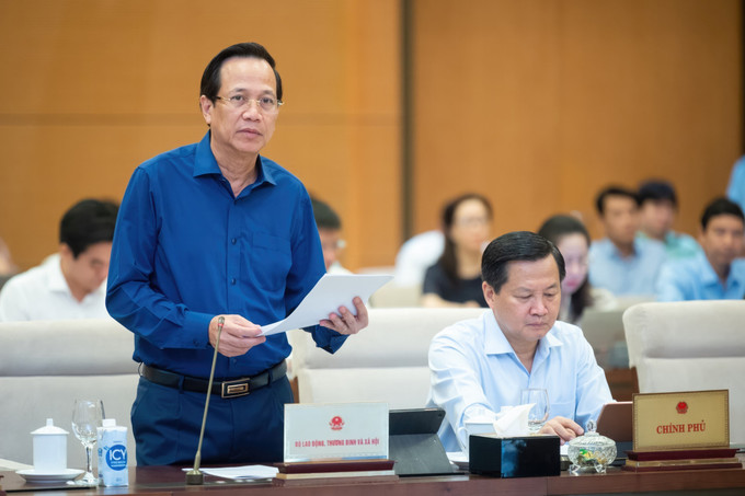 Bộ trưởng Bộ Lao động - Thương binh và Xã hội Đào Ngọc Dung trình bày tờ trình. Ảnh: Doãn Tấn - TTXVN Phiên họp 25 Ủy ban Thường vụ Quốc hội: Nghiên cứu phương án tối ưu về hưởng bảo hiểm xã hội một lần ảnh 2