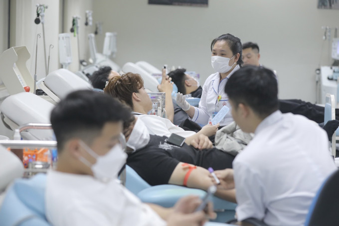 Khu vực tình nguyện viên hiến tiểu cầu. Ảnh: Minh Quyết – TTXVN Khai mạc lễ hội hiến máu lớn nhất dịp đầu Xuân ảnh 5
