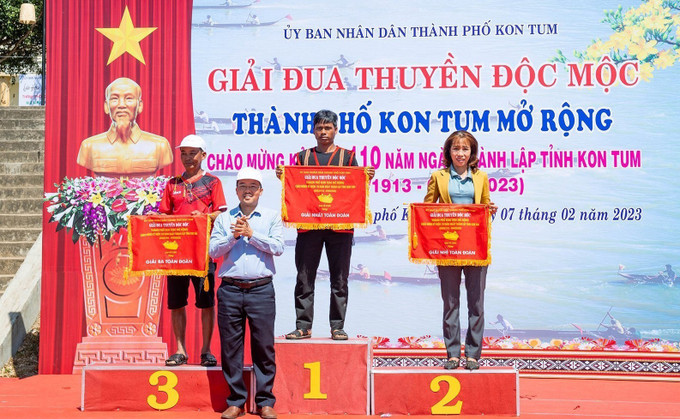Ban tổ chức trao giải cho các đoàn tham dự. Ảnh: Dư Toán – TTXVN Giải đua thuyền độc mộc năm 2023: Nét đẹp văn hóa của người dân Kon Tum ảnh 4