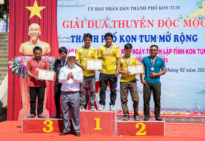 Ban tổ chức trao giải cho các đội tham dự. Ảnh: Dư Toán – TTXVN Giải đua thuyền độc mộc năm 2023: Nét đẹp văn hóa của người dân Kon Tum ảnh 3