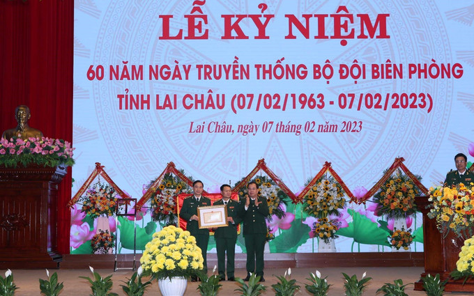 Thiếu tướng Phùng Quốc Tuấn, Phó Chính ủy Bộ Tư lệnh Bộ đội Biên phòng, trao Bằng khen của Bộ trưởng Bộ Quốc phòng cho Tập thể Bộ chỉ huy Bộ đội Biên phòng tỉnh Lai Châu vì đã có thành tích xuất sắc trong công cuộc bảo vệ Tổ quốc. Ảnh: Quý Trung - TTXVN Phát huy vai trò lực lượng Biên phòng Lai Châu trong bảo vệ biên giới ảnh 3