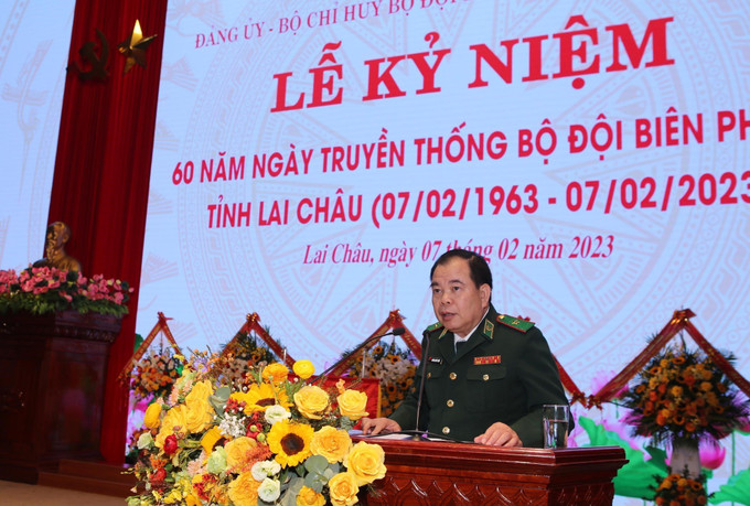 Thiếu tướng Phùng Quốc Tuấn, Phó Chính ủy Bộ Tư lệnh Bộ đội Biên phòng, phát biểu tại Lễ kỷ niệm. Ảnh: Quý Trung – TTXVN Phát huy vai trò lực lượng Biên phòng Lai Châu trong bảo vệ biên giới ảnh 1