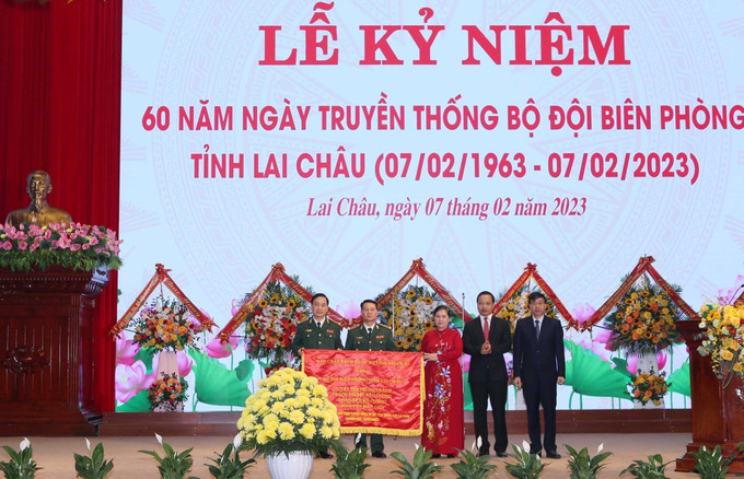 Bí thư Tỉnh ủy tỉnh Lai Châu Giàng Páo Mỷ tặng Bộ đội Biên phòng tỉnh Lai Châu bức trướng với dòng chữ “Tuyệt đối trung thành, trách nhiệm nêu gương, Đoàn kết kỷ cương, Bình yên biên giới”. Ảnh: Quý Trung – TTXVN Phát huy vai trò lực lượng Biên phòng Lai Châu trong bảo vệ biên giới ảnh 4