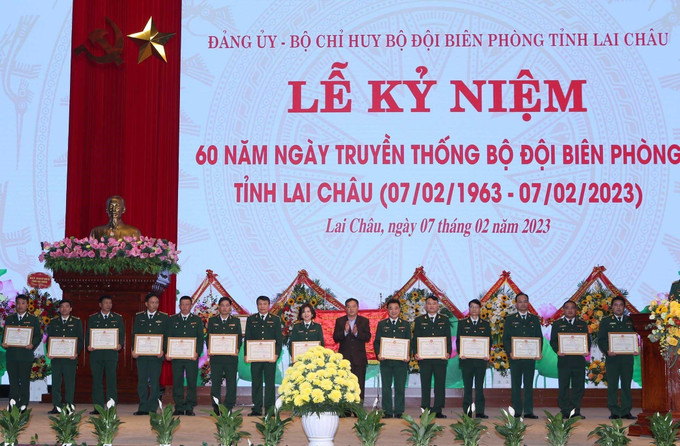 Trao Bằng khen của Chủ tịch UBND tỉnh Lai Châu cho các tập thể, cá nhân có thành tích xuất sắc. Ảnh: Quý Trung - TTXVN Phát huy vai trò lực lượng Biên phòng Lai Châu trong bảo vệ biên giới ảnh 2